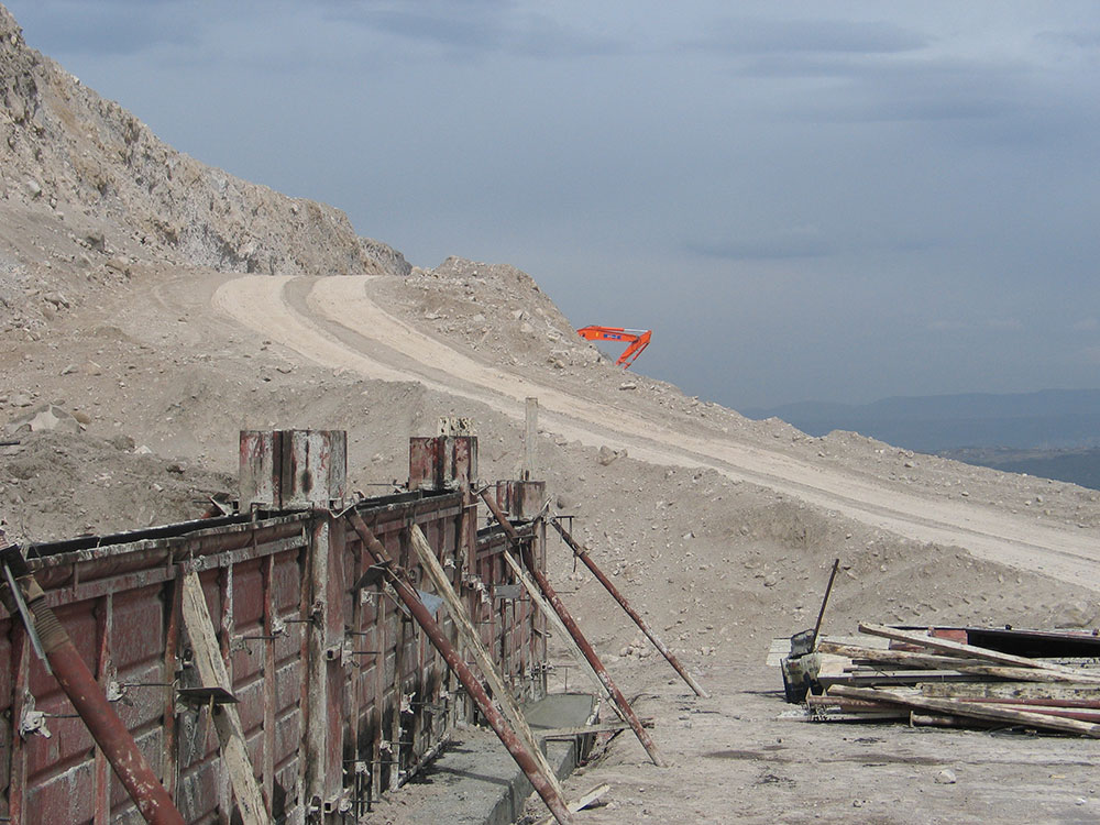 ORGANİZE İNECİK YOLU 2.5 KM İSTİNAT DUVARI VE TEFRİŞİ resim1